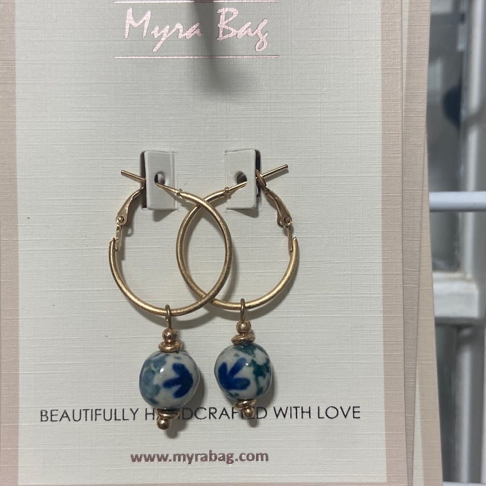 Gold and blue earrings‎